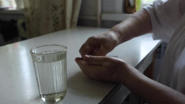 Mulher Velha Triste Tomando Pílulas Problemas Saúde Velhice Medicamentos Caros — Vídeo de Stock