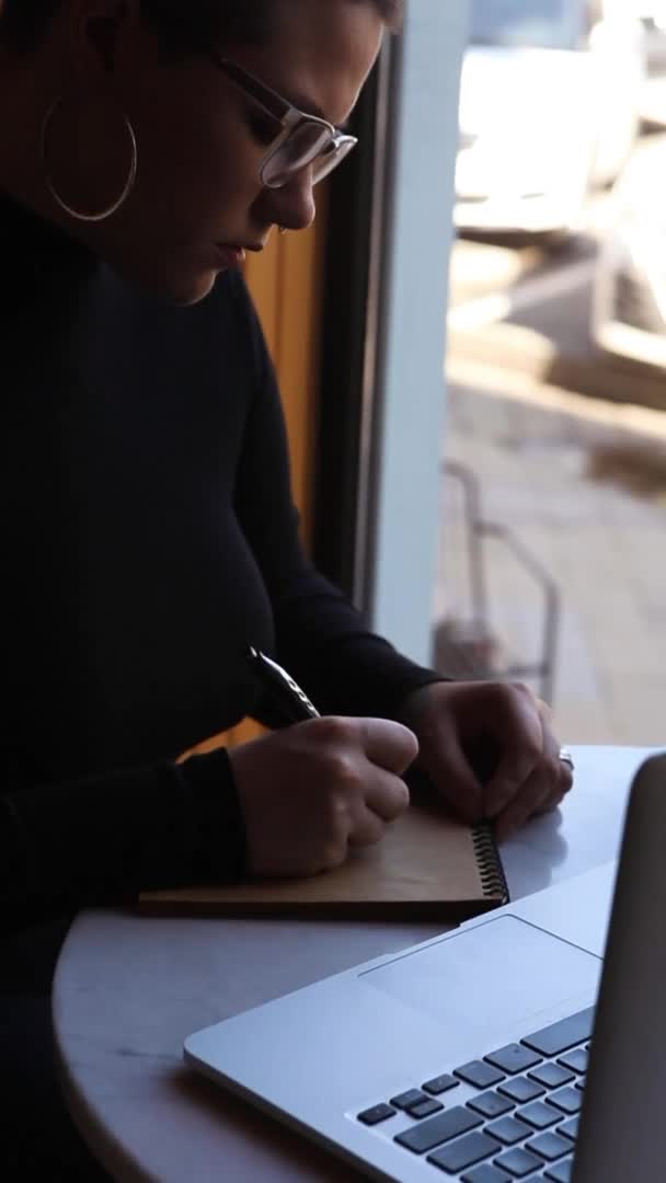 Молода Дівчина Окулярах Коротким Волоссям Сидить Кафе Дивиться Ноутбук Дівчина — стокове відео