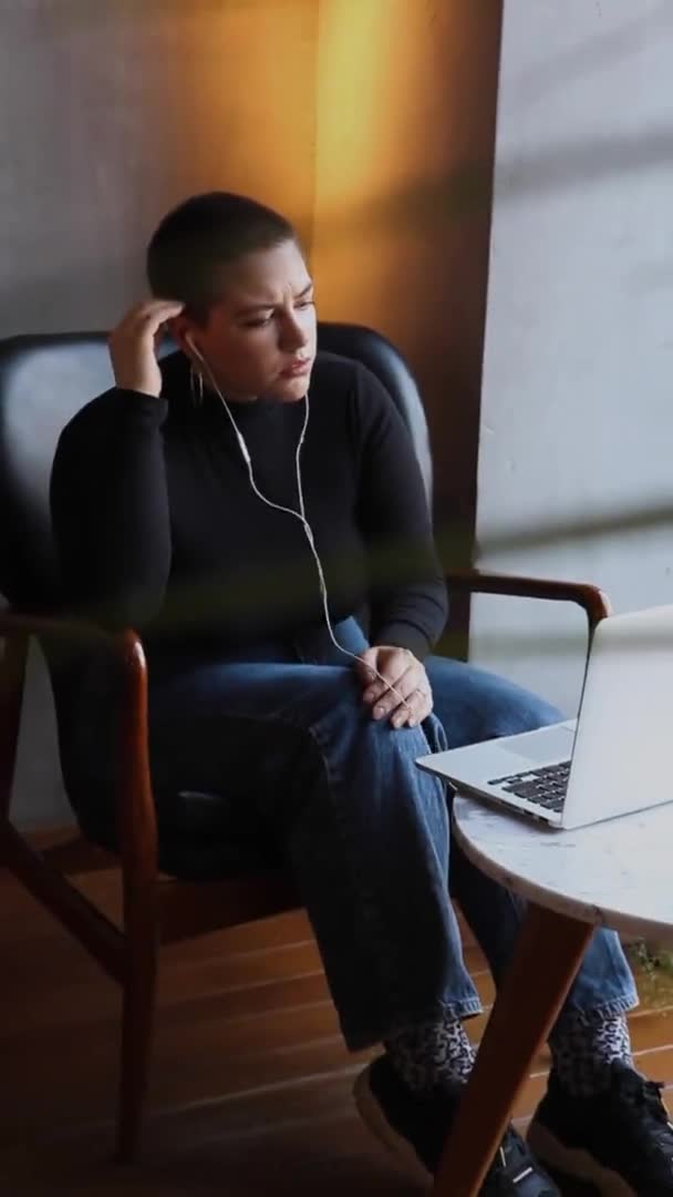 Uma Jovem Garota Fones Ouvido Com Cabelo Curto Piercing Nariz — Vídeo de Stock