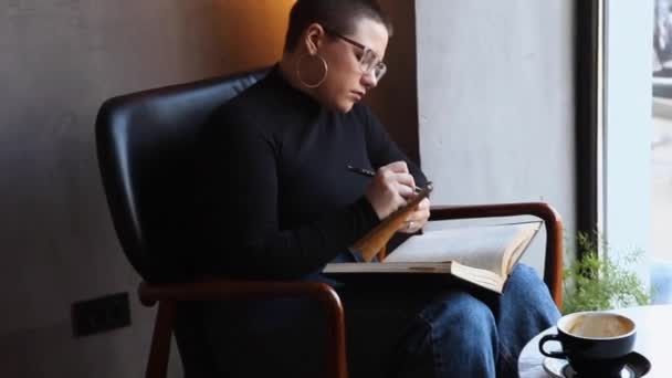 Gözlüklü Kısa Saçlı Genç Bir Kız Bir Kafede Oturuyor Dizüstü — Stok video
