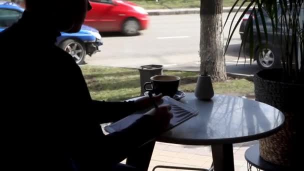 Fiatal Lány Rövid Hajjal Orrpiercinggel Egy Kávézóban Egy Tablettánál Dolgozik — Stock videók