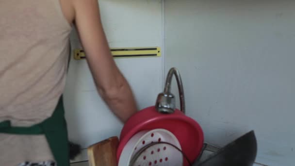 Limpiando Cocina Una Mujer Con Guantes Limpia Una Superficie Sucia — Vídeo de stock