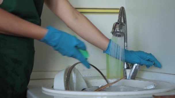 Kvinna Förkläde Och Gummihandskar Tvättar Smutsiga Tallrikar Diskhon Köket Smutsiga — Stockvideo