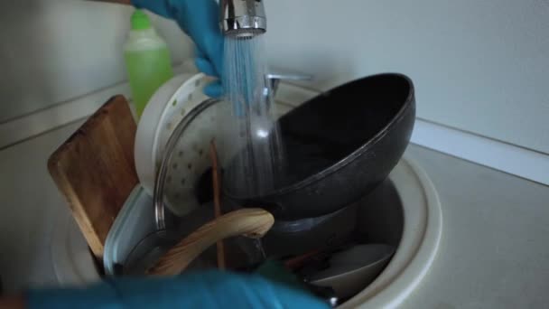 Een Vrouw Een Schort Rubberen Handschoenen Wast Vuile Vaat Gootsteen — Stockvideo