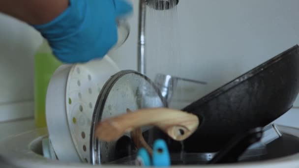 Женщина Фартуке Резиновых Перчатках Моет Грязную Посуду Раковине Кухне Грязная — стоковое видео