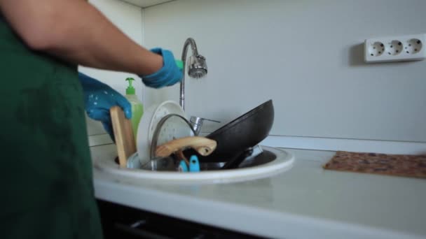 Woman Apron Rubber Gloves Washes Dirty Dishes Sink Her Kitchen — Stock Video