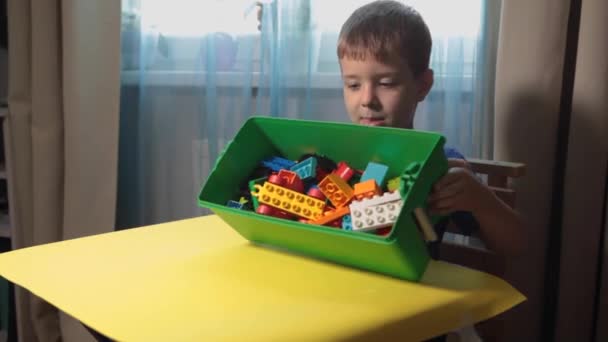 Güzel Bir Çocuk Evde Yapı Taşlarıyla Oynuyor Şirin Gülümseyen Bir — Stok video