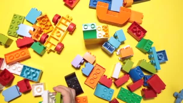 Niño Hermoso Está Jugando Casa Con Bloques Construcción Niño Sonriente — Vídeos de Stock