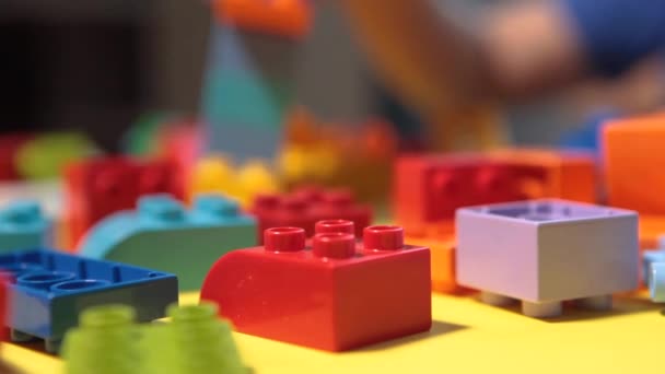 Niño Hermoso Está Jugando Casa Con Bloques Construcción Niño Sonriente — Vídeos de Stock