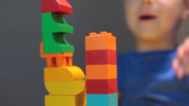 Niño Hermoso Está Jugando Casa Con Bloques Construcción Niño Sonriente — Vídeos de Stock