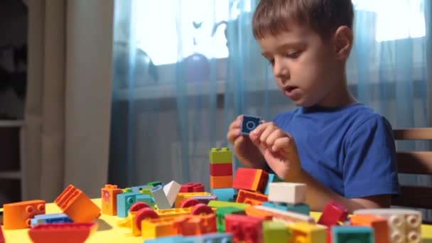 Een Mooie Jongen Speelt Thuis Met Bouwstenen Een Schattige Lachende — Stockvideo