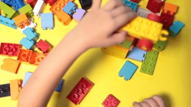 Niño Hermoso Está Jugando Casa Con Bloques Construcción Niño Sonriente — Vídeos de Stock