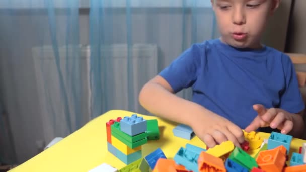 Красивий Хлопчик Грає Вдома Будівельними Блоками Милий Усміхнений Хлопчик Грає — стокове відео