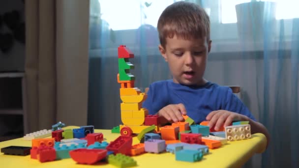 Egy Gyönyörű Fiú Játszik Otthon Építőkockákkal Egy Aranyos Mosolygós Fiú — Stock videók