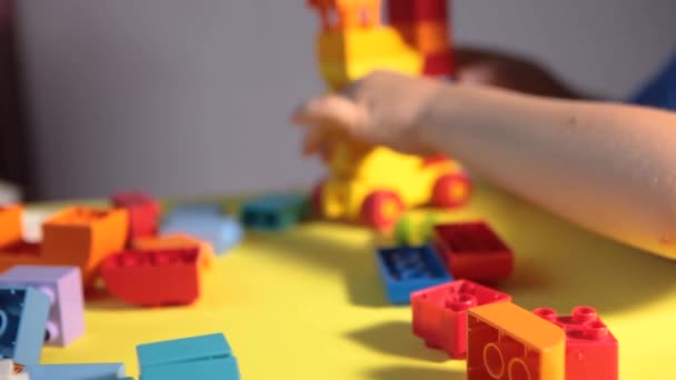 Menino Bonito Está Brincando Casa Com Blocos Construção Menino Sorridente — Vídeo de Stock