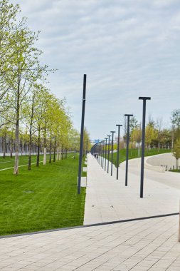 Güzel park. Yeşil Park 'ta boş bank, dışarıda yeşil park, kimse yok. Yaz turizmi ve seyahatler, turistler için popüler yerler