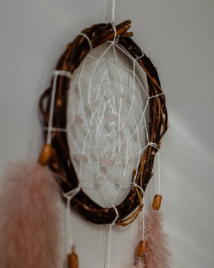 Rüya Avcısı 'nın el yapımı çalışması etnik semboldür. Üs söğüt dallarından yapılmıştır. Doğal doğal malzemeler.