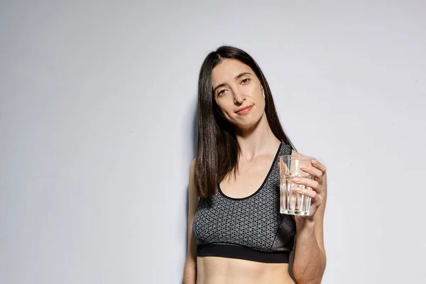 Kobieta Sportowej Odzieży Słuchawkami Bezprzewodowymi Pije Wodę Koncepcja Zdrowego Trybu — Zdjęcie stockowe