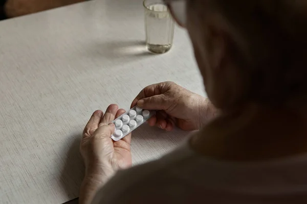 Mulher Velha Triste Tomando Pílulas Problemas Saúde Velhice Medicamentos Caros — Fotografia de Stock