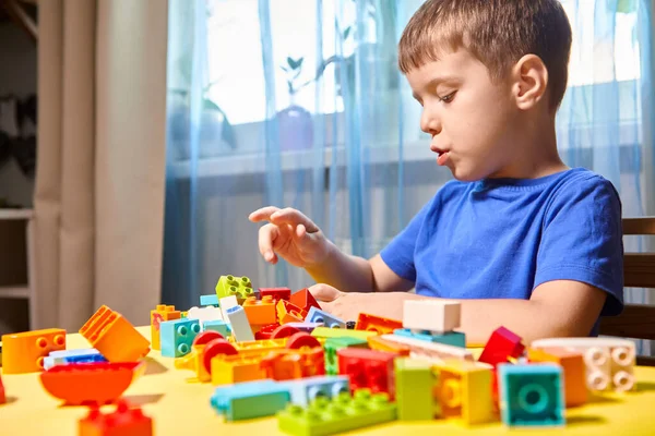 Niño Hermoso Está Jugando Casa Con Bloques Construcción Niño Sonriente —  Fotos de Stock