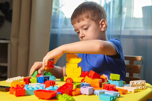 Kaunis Poika Leikkii Kotona Rakennuspalikoilla Söpö Hymyilevä Poika Leikkii Lego — kuvapankkivalokuva