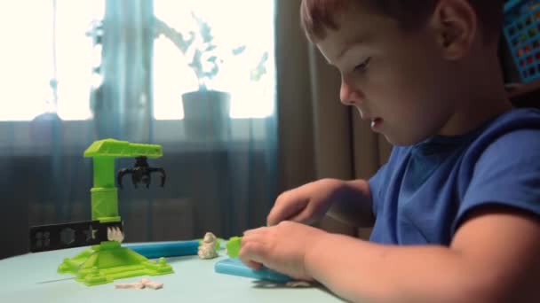 Criança Está Esculpir Com Argila Modelagem Atividade Artística Para Crianças — Vídeo de Stock