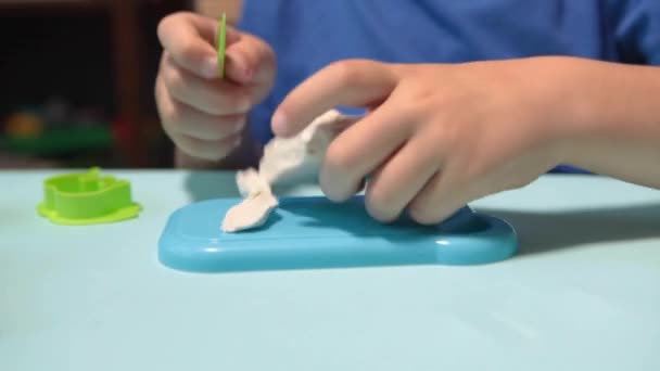 Enfant Sculpte Avec Pâte Modeler Activité Artistique Pour Les Enfants — Video