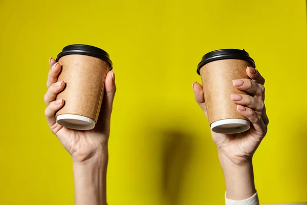 Руки Держат Две Чашки Коричневой Бумаги Черной Крышкой Два Кофе — стоковое фото