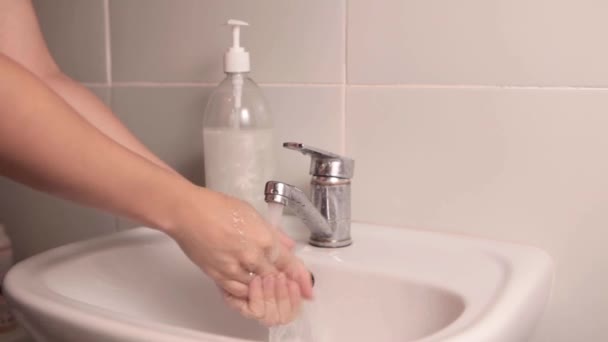 一个女人在浴室洗手的照片 清洁和卫生习惯的概念 卫生总是第一位的 — 图库视频影像