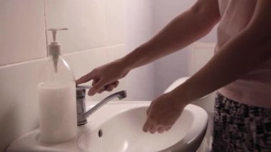 Banyoda ellerini yıkayan bir kadının yakın görüntüsü. Temizlik ve hijyenik rutin kavramı. Hijyen her zaman önce gelir.