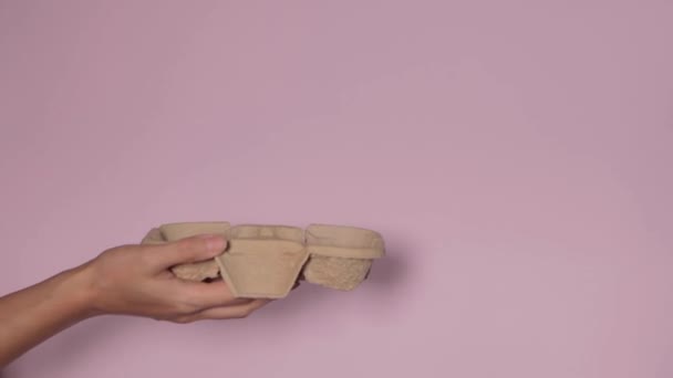 Zbliżenie Różowym Tle Ręka Kobiety Trzyma Papierowy Kubek Kawą Podstawce — Wideo stockowe