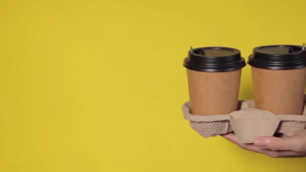 Крупним Планом Жовтому Тлі Жіночі Руки Тримають Дві Паперові Чашки — стокове відео