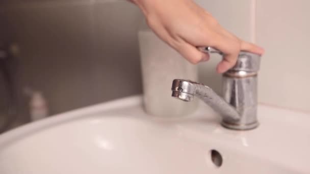 バスルームで手を洗う女性のクローズアップビュー 清潔さと衛生的なルーチンの概念 衛生が第一だ — ストック動画
