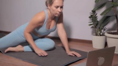 Evde spor yapan bir kadın.