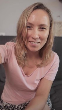 Videoda konuşan bir kadın.