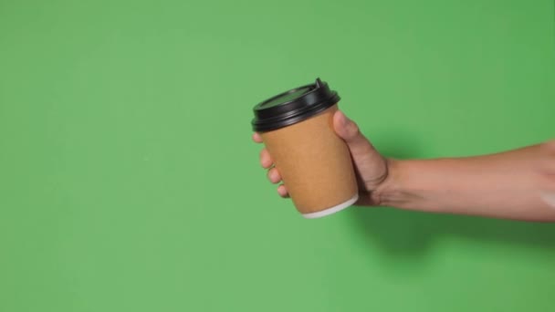 Primo Piano Sfondo Verde Mano Una Donna Tiene Una Tazza — Video Stock