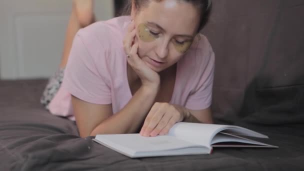 Une femme à la maison lisant un livre — Video