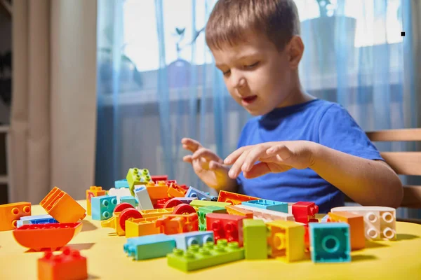 Kaunis Poika Leikkii Kotona Rakennuspalikoilla Söpö Hymyilevä Poika Leikkii Lego — kuvapankkivalokuva