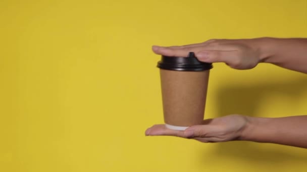 Närbild Gul Bakgrund Håller Kvinnas Hand Papperskopp Med Kaffe Ett — Stockvideo