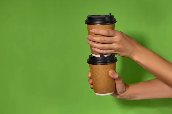 Primer Plano Sobre Fondo Verde Las Manos Las Mujeres Sostienen —  Fotos de Stock