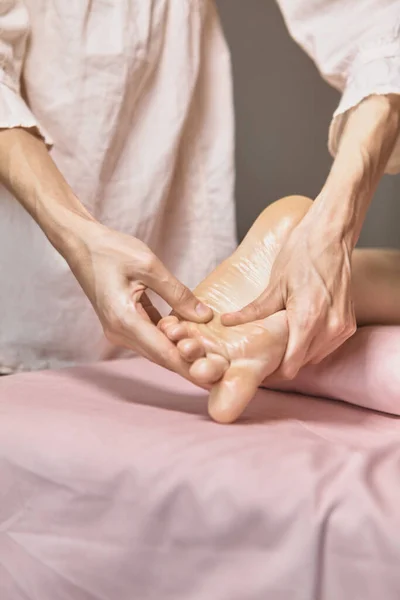 Primer Plano Reflexología Masaje Pies Terapeuta Profesional Dando Masaje Piernas — Foto de Stock