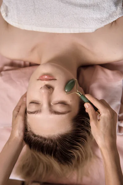 Ung Vacker Kvinna Får Avkopplande Ansikte Gua Sha Massage Wellness — Stockfoto