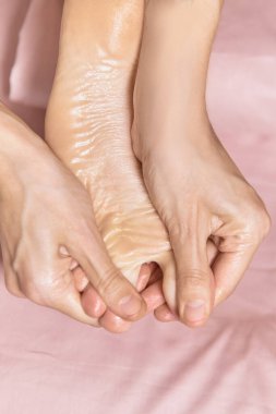 Refleksoloji ayak masajını kapat. Profesyonel terapist kaplıcadaki bir kadına bacak ve ayak masajı yapıyor. Bayan masaj terapisti müşterinin bacaklarına masaj yapıyor. Vücut gevşemesi ve cilt bakımı