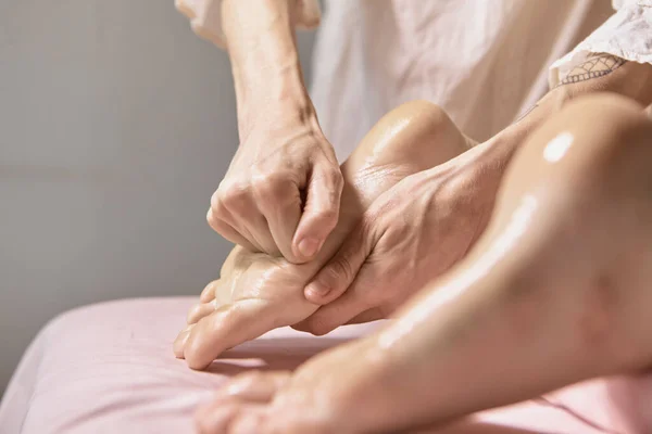 Zamknij Masaż Stóp Refleksologii Profesjonalny Terapeuta Masujący Nogi Stopy Kobiecie — Zdjęcie stockowe
