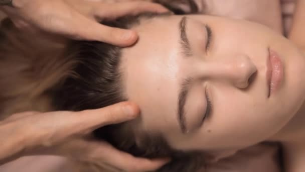 Ung Vacker Kvinna Får Avslappnande Nackmassage Wellness Center Masseur Gör — Stockvideo