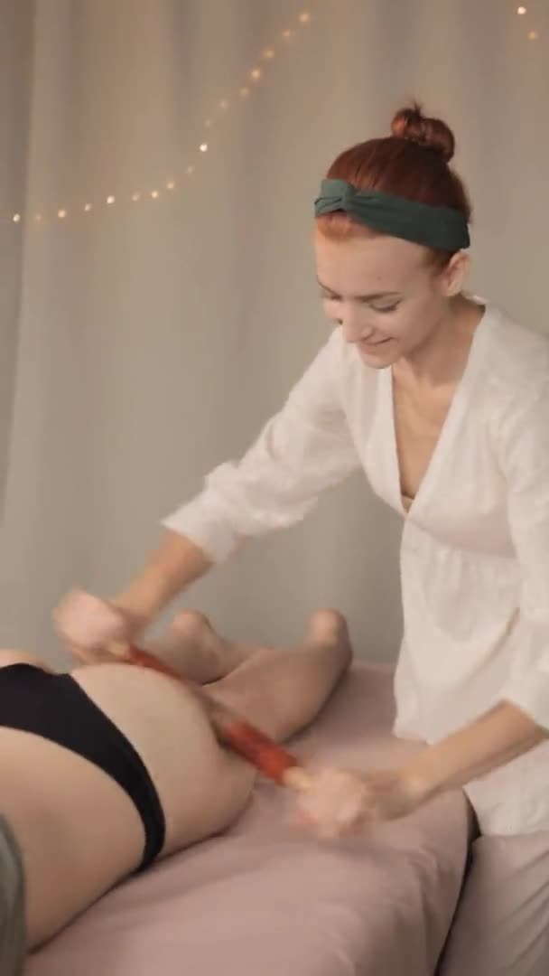 Masseur Féminin Faisant Massage Cellulite Sur Cuisse Femme Traitement Madérothérapie — Video