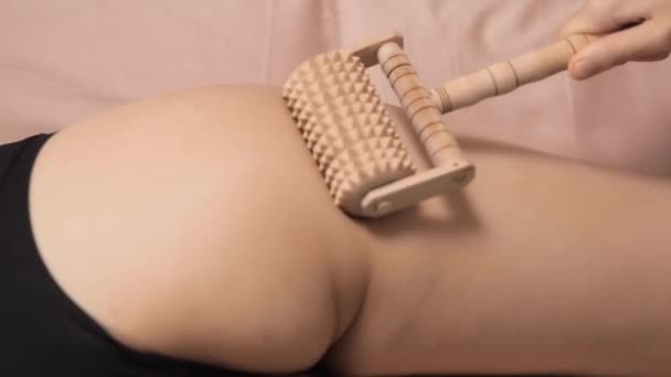 Kvinnlig Massör Gör Celluliter Massage Kvinnans Lår Maderoterapibehandling Spabehandlingar Hälsa — Stockvideo