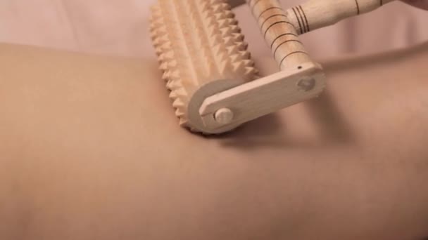 女性按摩师在女性大腿上做抗蜂窝按摩 马德拉疗法治疗 温泉治疗 病人大腿和按摩师手的特写镜头 — 图库视频影像