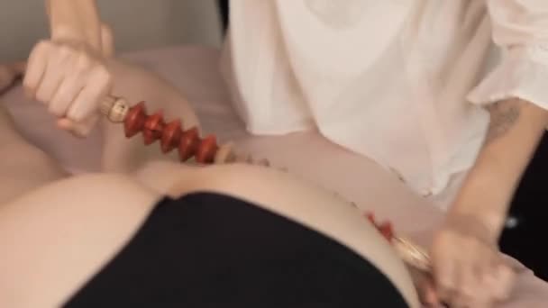 Masażystka Robi Masaż Antycellulitowy Udzie Kobiety Leczenie Maderoterapią Zabiegi Spa — Wideo stockowe