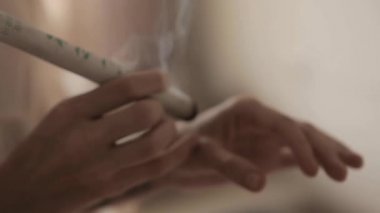 Alternatif terapist geleneksel Çin tıbbı yöntemini uyguluyor. Geleneksel Asya tıbbı ile genç bir hastayı iyileştiren doktor. Moxa tek başına. Aşırı yakın çekim. Moxibustion.